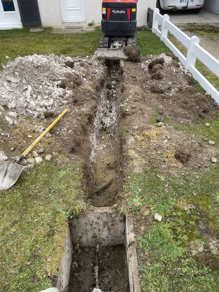 Tranchée d'excavation pour recherche de fuite enterrée à Amiens — H2eau