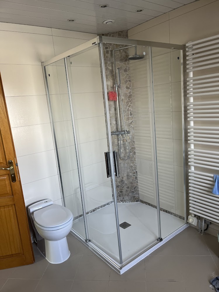 Salle de bain refaite à Amiens — paroi de douche, faïence et radiateur sèche-serviettes installés par H2eau