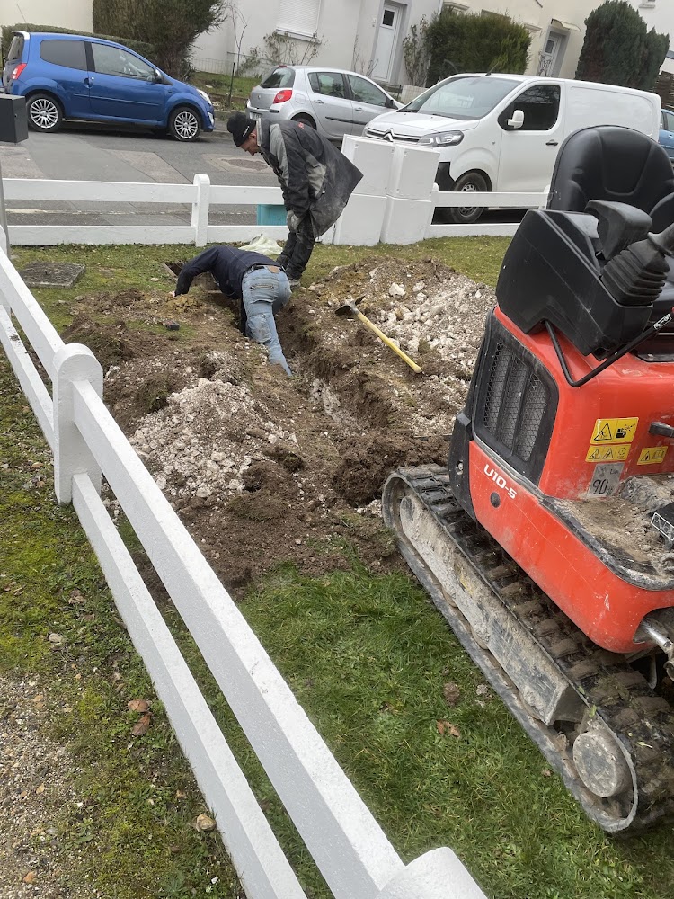 Équipe H2eau au travail — terrassement pour recherche de fuite enterrée à Amiens