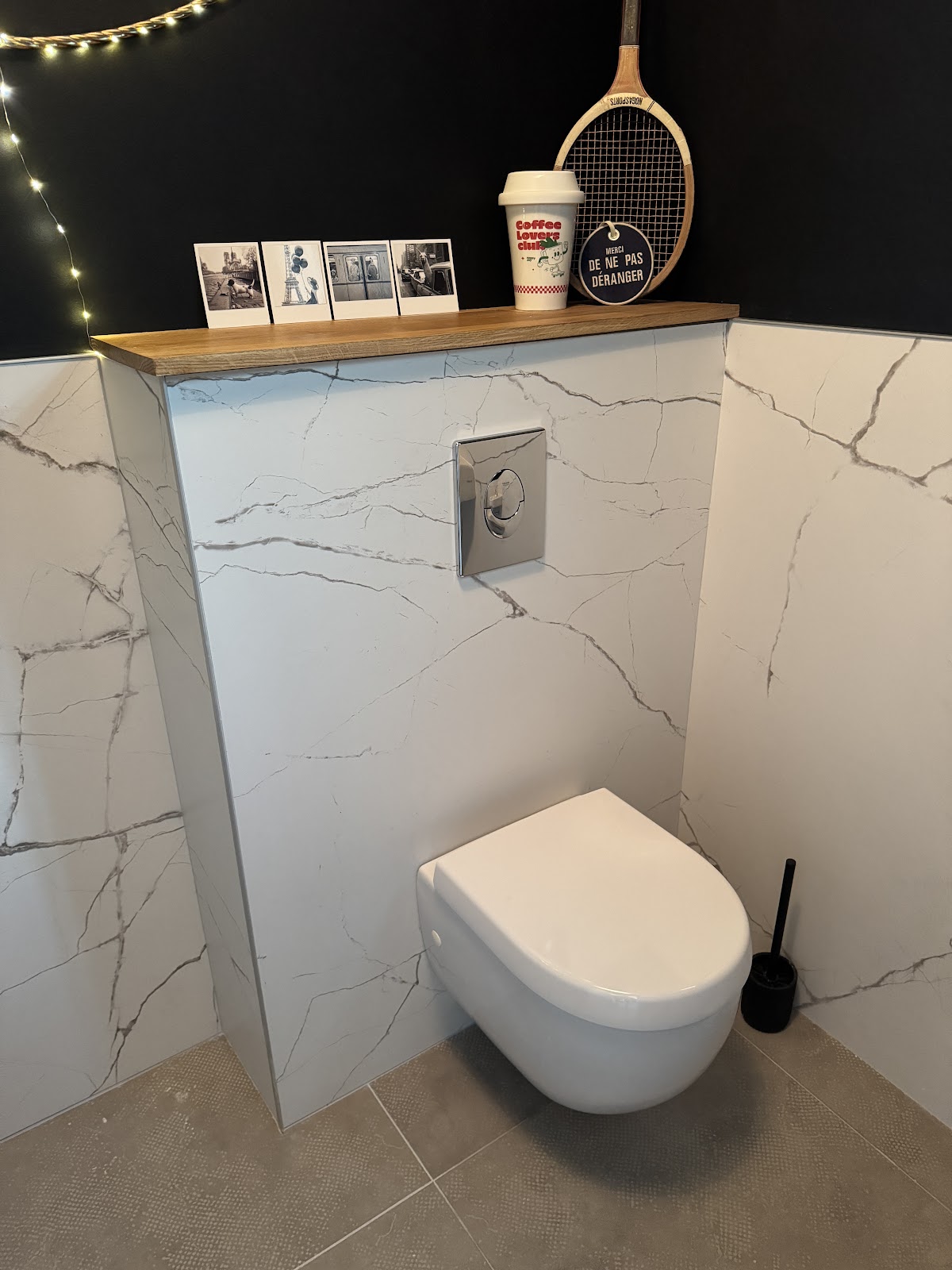 WC suspendu installé sur paroi marbre par H2eau plombier à Amiens