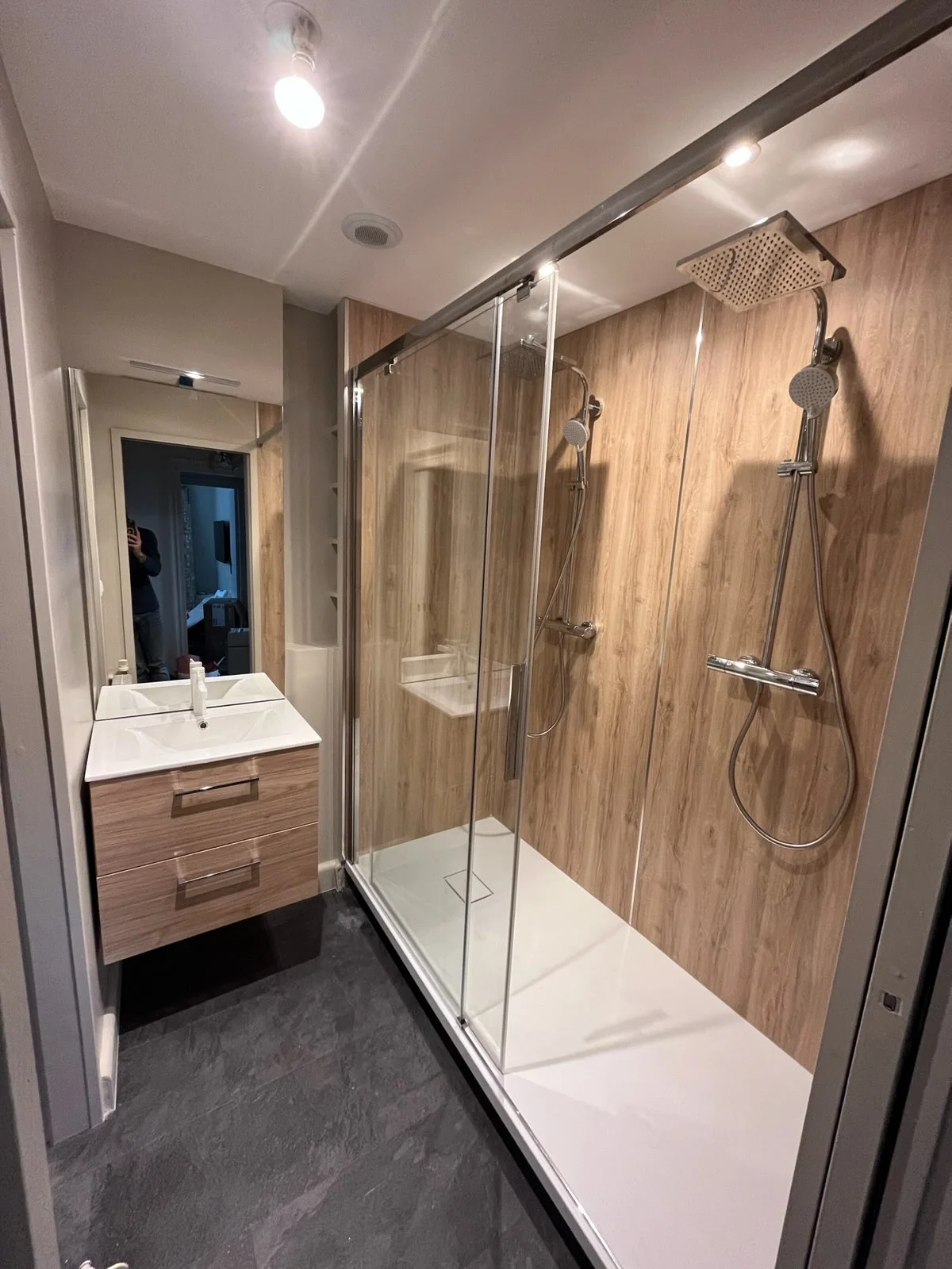 Salle de bain moderne avec douche italienne rénovée par H2eau