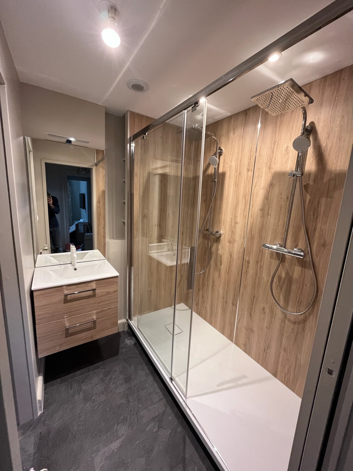 Salle de bain rénovée par H2eau plombier à Amiens — colonne de douche encastrée et meuble vasque chêne