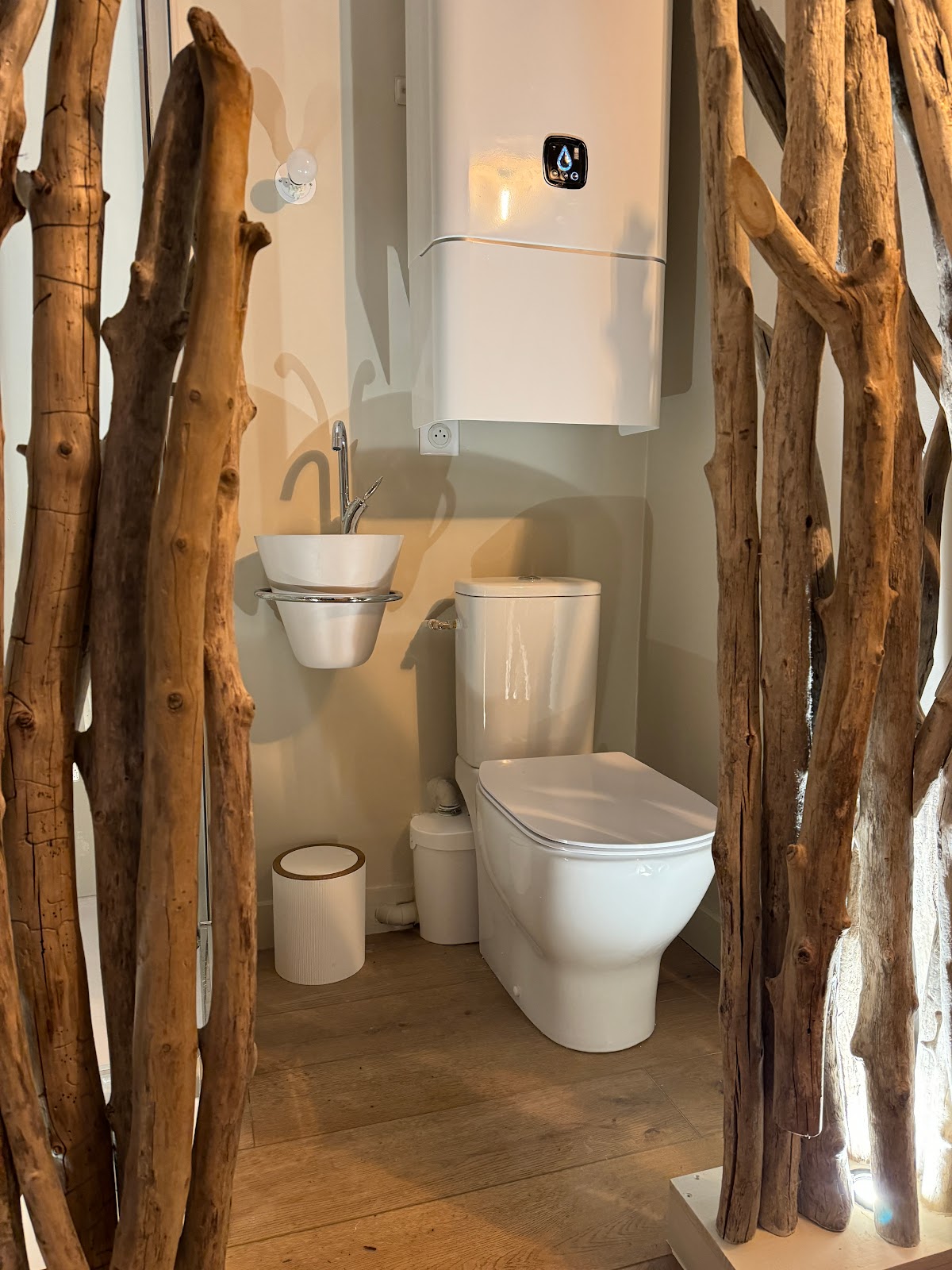 WC sur fond bois flotté — création d'ambiance par H2eau